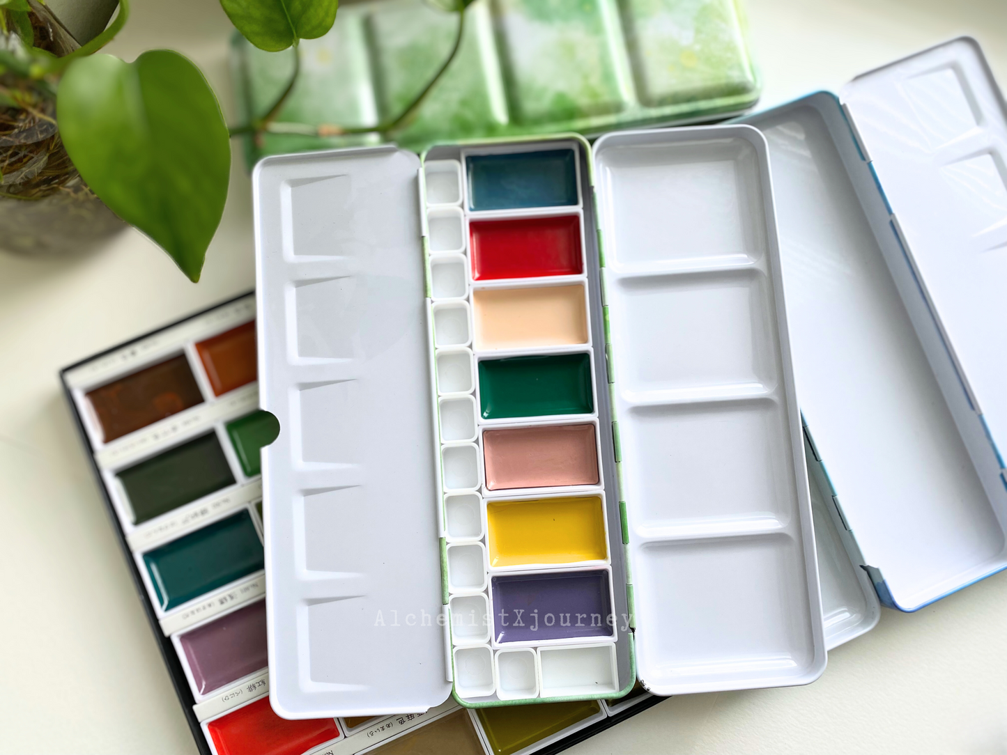 Travel Watercolor Palette with Flat-Base, Kuretake Palette (Med)